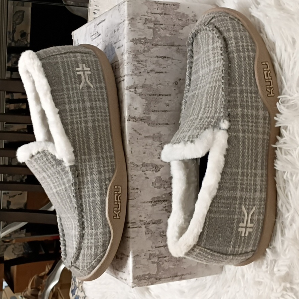New KURU Loft Women's Gray Plaid Slippers White Faux Fur Lining Arch Supportive